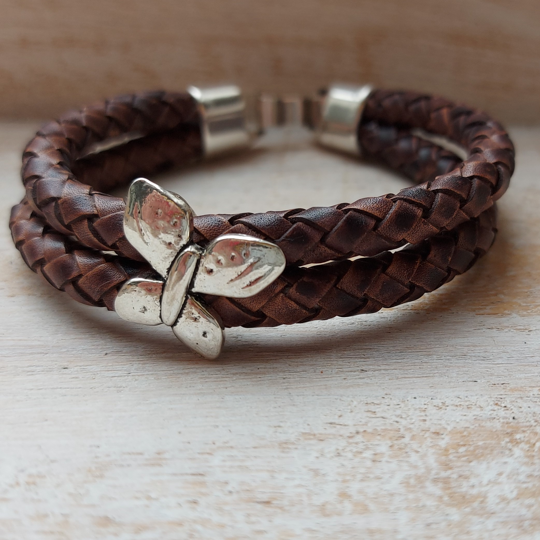 Bruine armband met vlinder schuiver 'Miley'