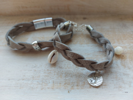 Beige gevlochten armband met bedels