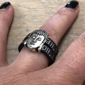 Antraciet leren ring met buddha en tekst