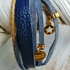 Blauw leren armband met goudkleurige details