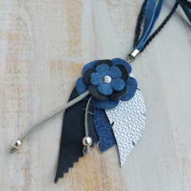 Jeansblauwe ketting met bloemhanger 'Violets are blue'