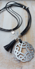 Lange ketting zwart-zilver met leren hanger "Ashley"