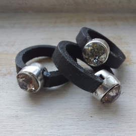Zwart leren ring met met metalen zetting en Swarovski kristal