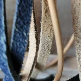 Lange suede ketting blauw/ beige