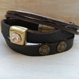 Donkerbuine leren armband met bronzen details