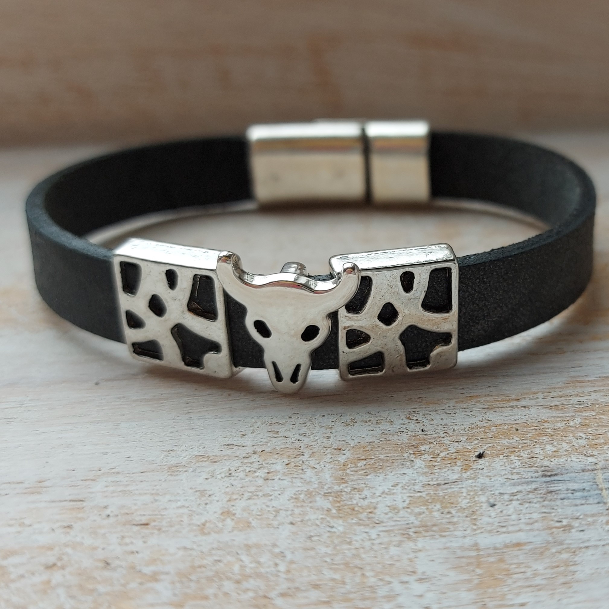 Zwarte armband met  koeienschuivers 'Lyna'