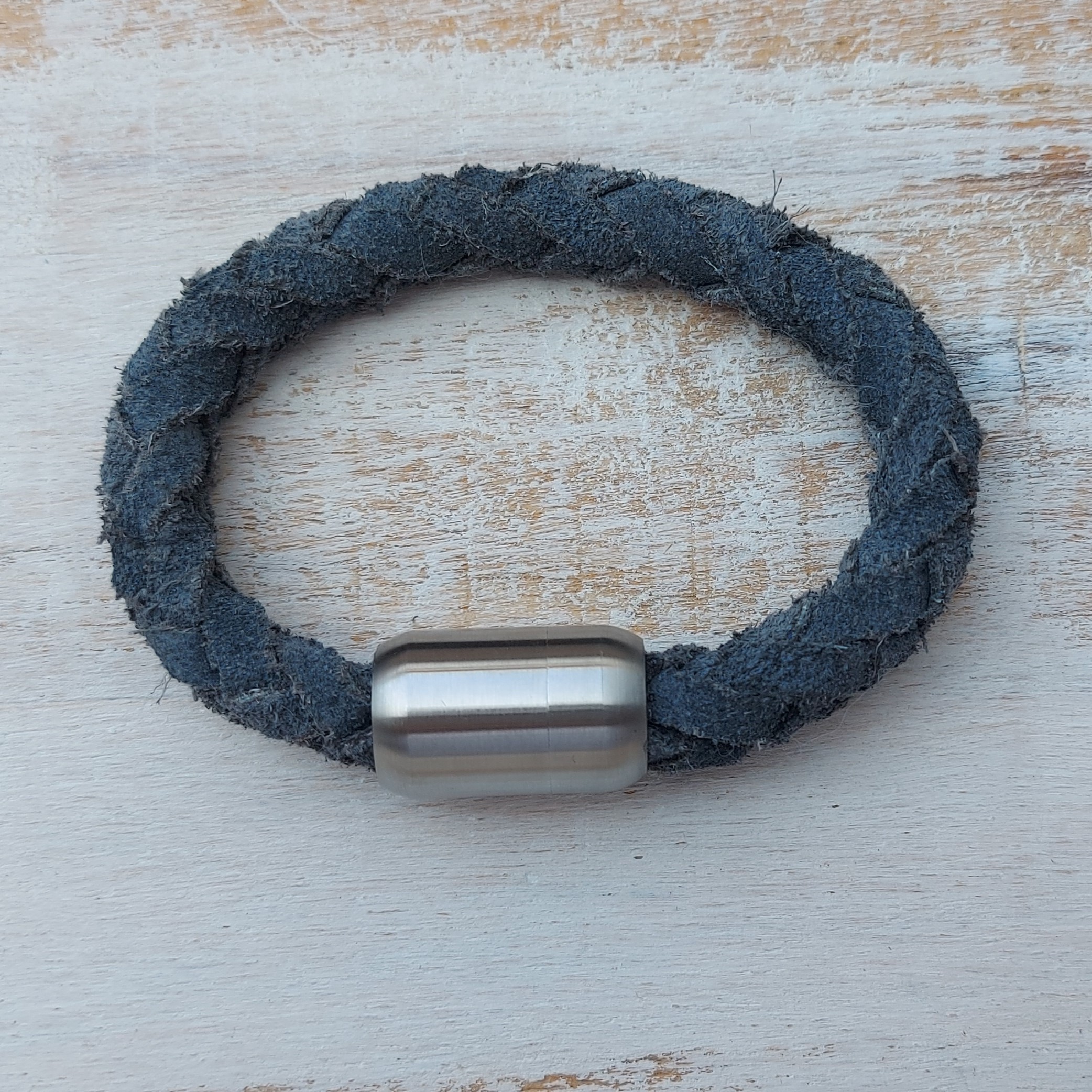 Antracietgrijze armband van 10 mm gevlochten suede 'Sean'