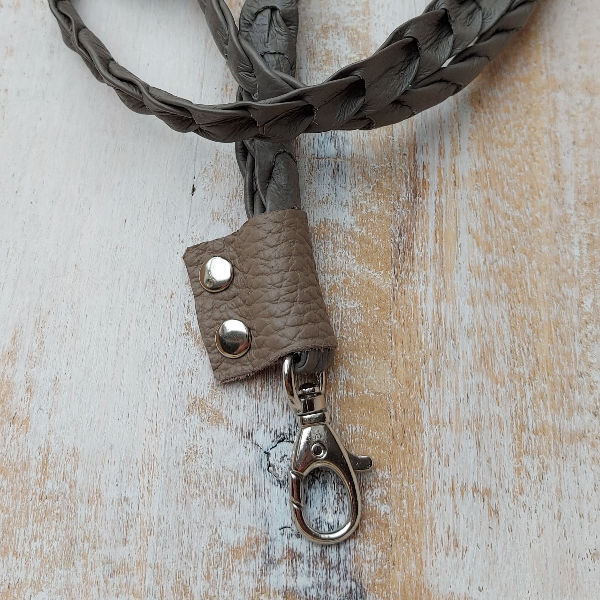 Lang keycord No. 15 - taupe met kleine karabijnhaak