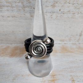 Zwart leren ring met swirl