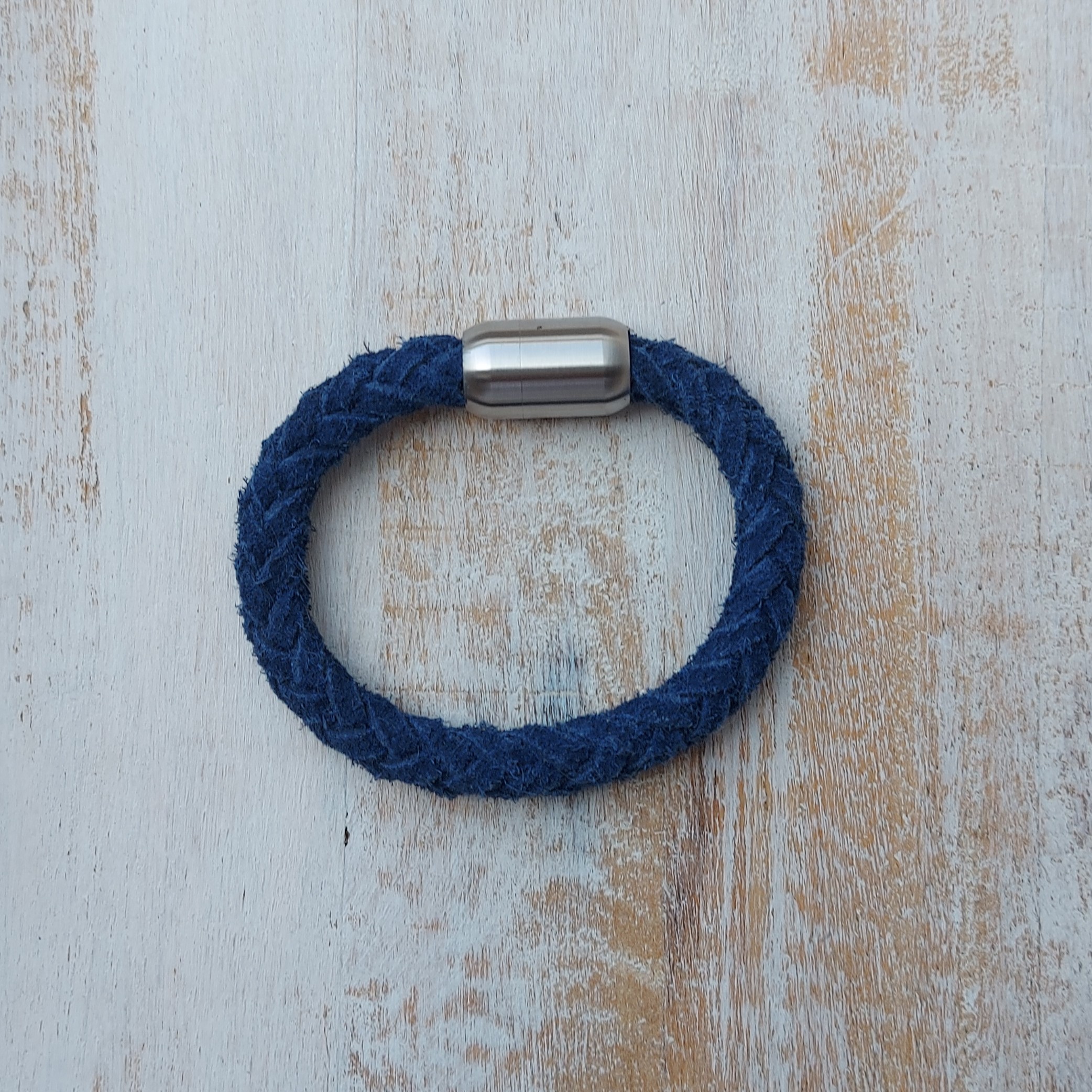 Marineblauwe armband van 10 mm gevlochten suède 'Ivo'