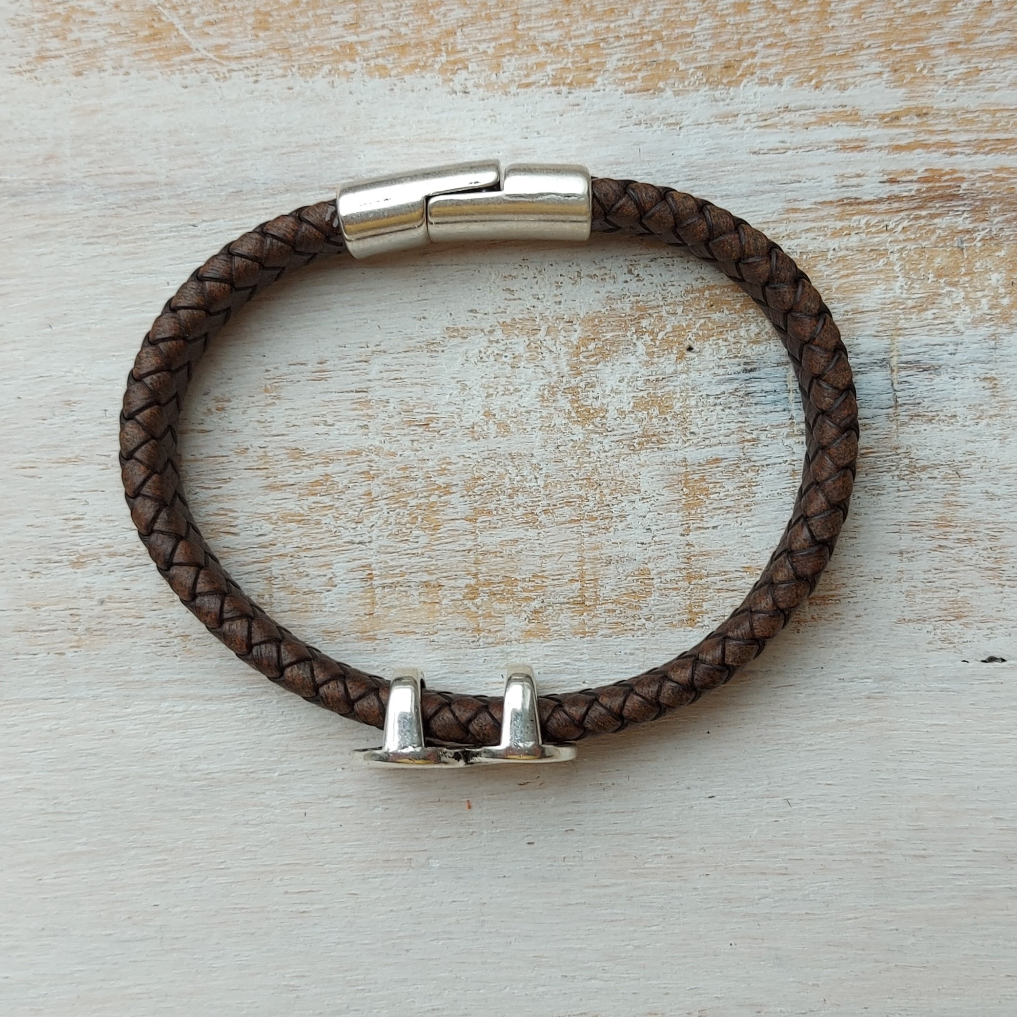 Donkerbruine armband met infinity schuiver