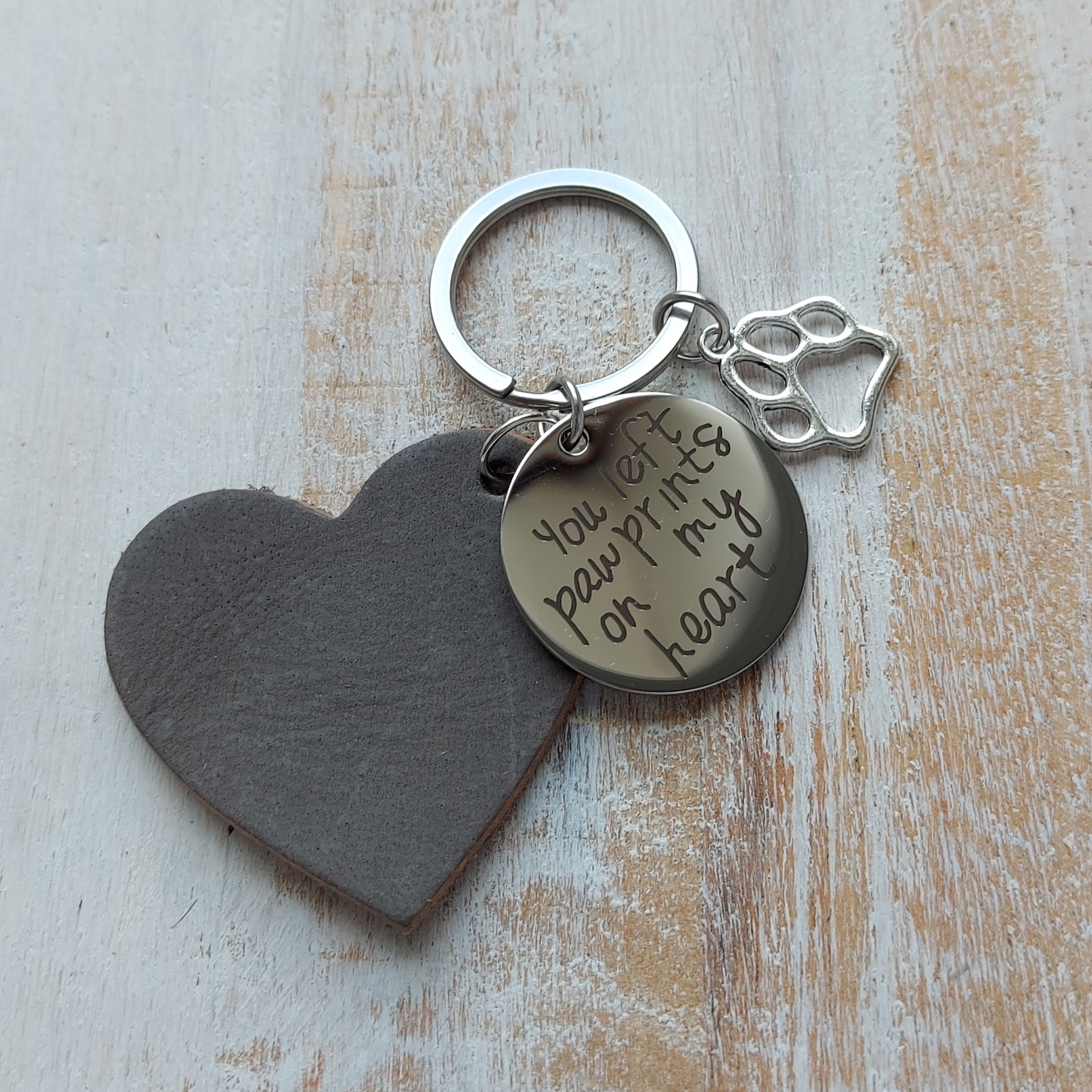 Sleutelhanger 'Pawprints' met leren hart