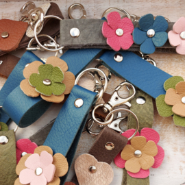 Blauwe sleutelhanger met bloem