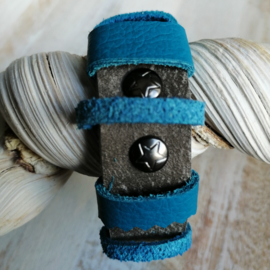 Stoere leren armband taupe en turkoois blauw