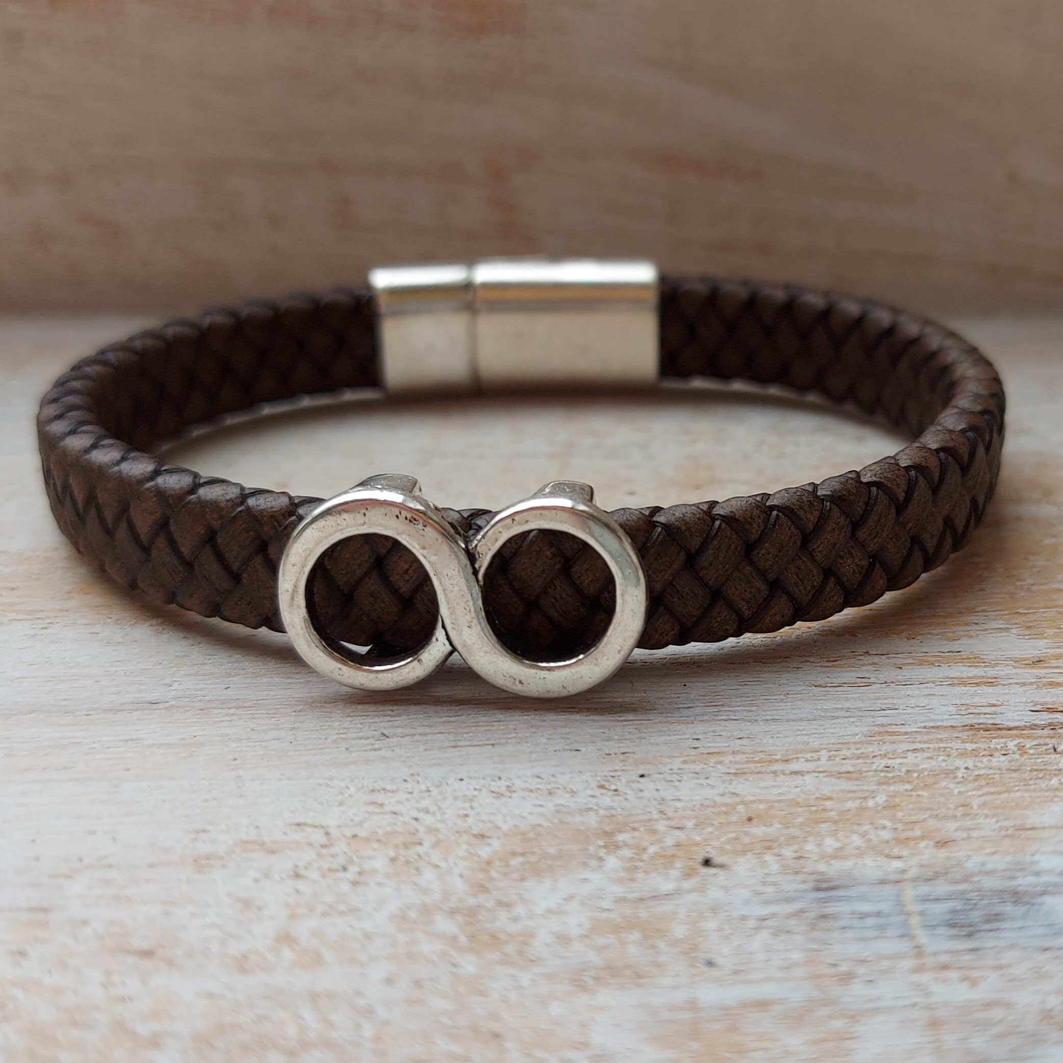 Donkerbruine armband met infinity schuiver