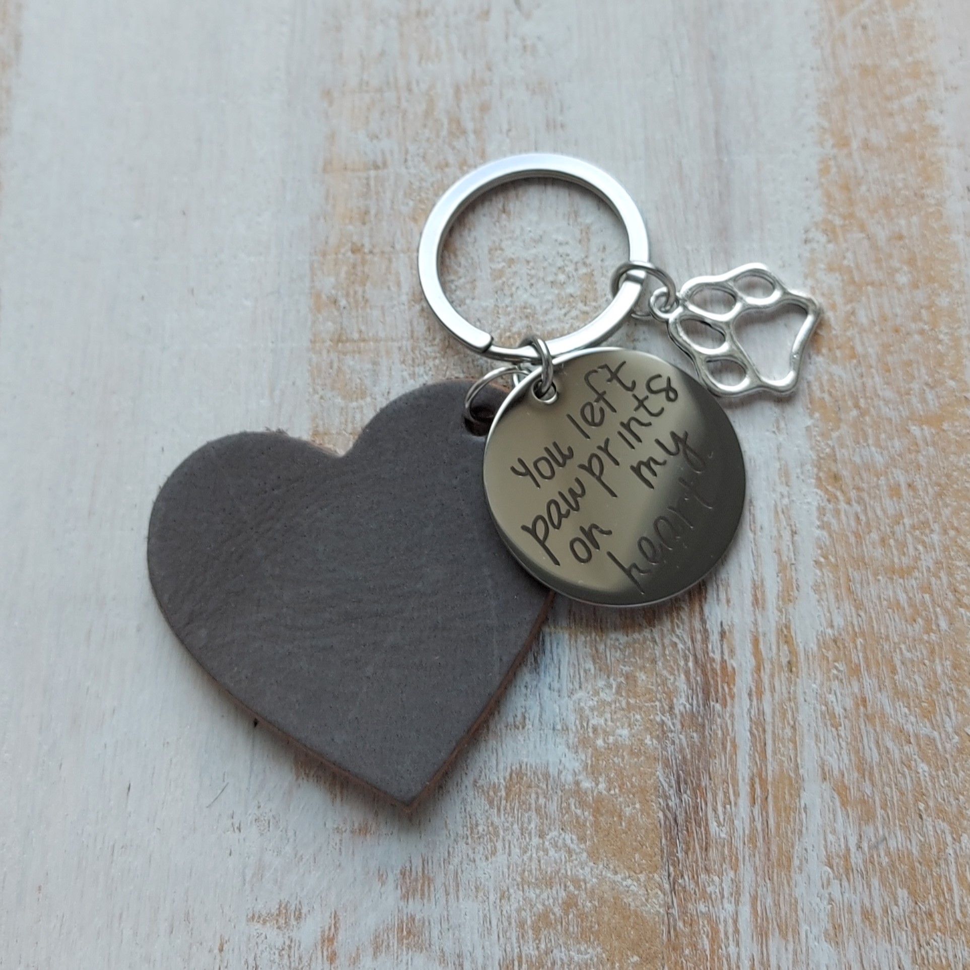 Sleutelhanger 'Pawprints' met leren hart