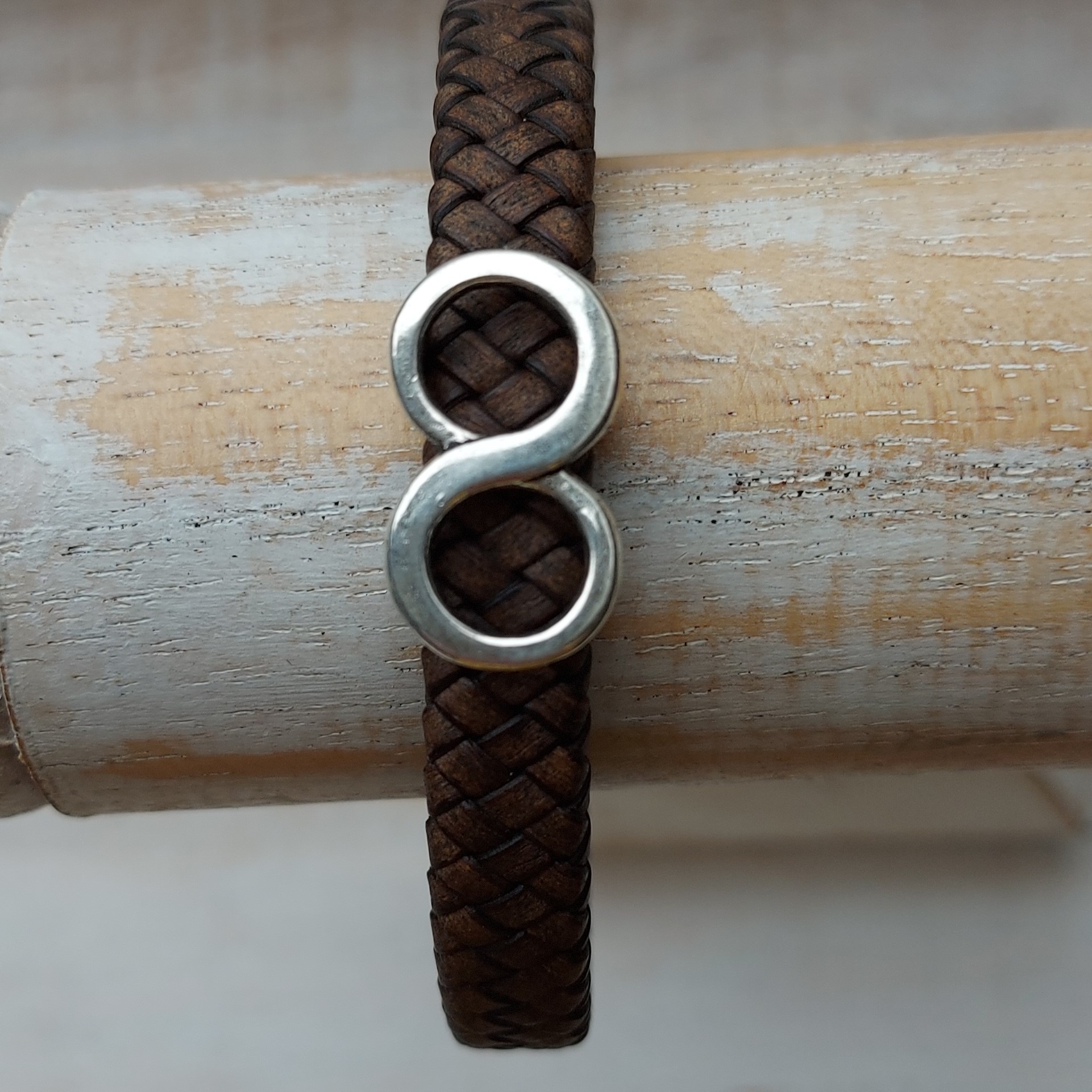 Donkerbruine armband met infinity schuiver