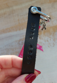 Pink Ribbon sleutelhanger zwart leer  'good luck'| 2024
