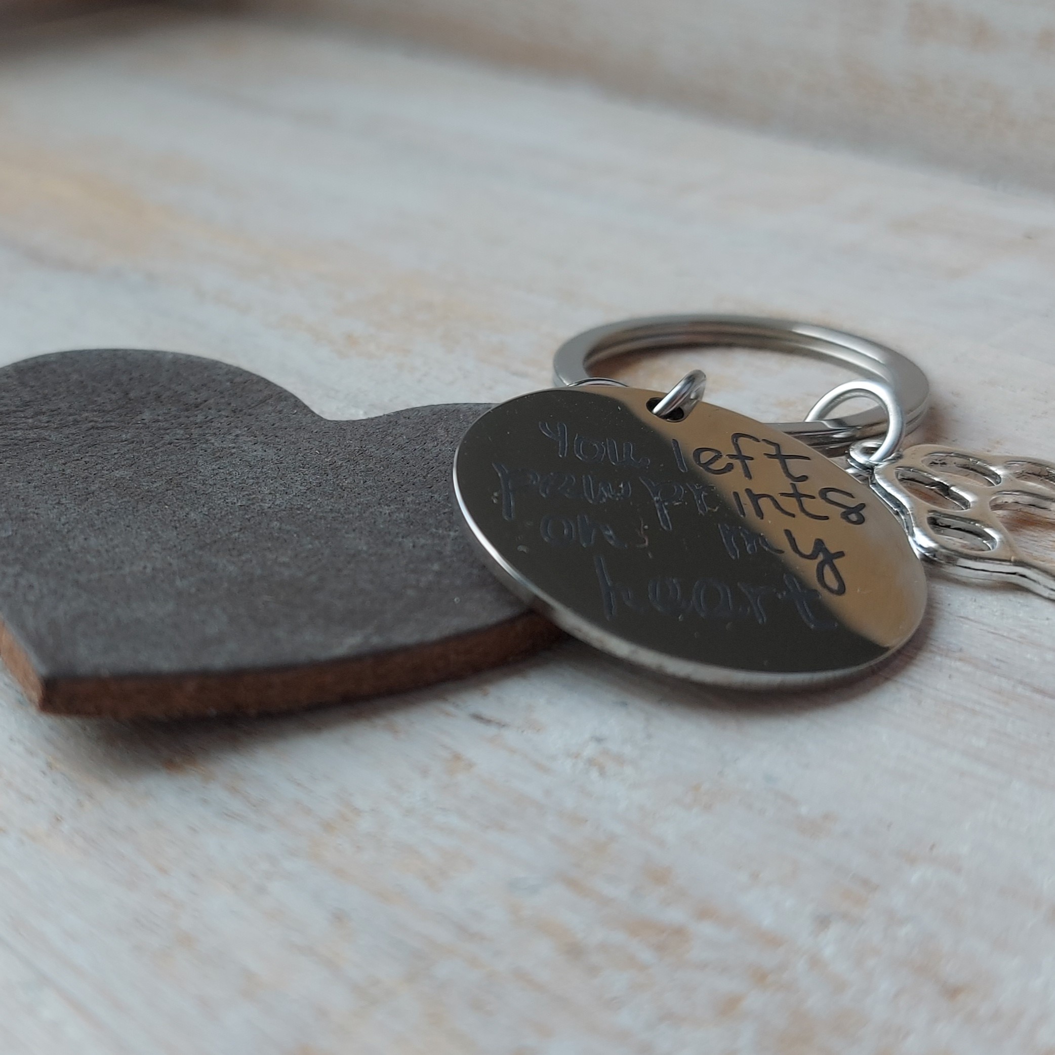 Sleutelhanger 'Pawprints' met leren hart