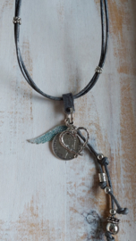 Leren ketting verouderd grijs leer met hangers 'Wings and hearts'