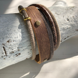 Bruine leren armband met goudaccenten