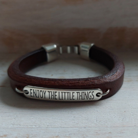 Stevige armband met tekstplaatje 'Enjoy the little things'