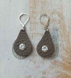 Oorbellen bruin leer met zilveren details