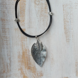 Lange ketting zwart "Leafs"
