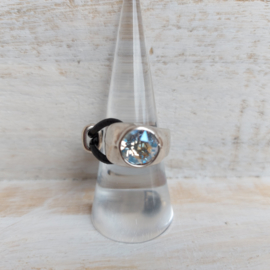 Zwart half metalen en half leren ring met kristal