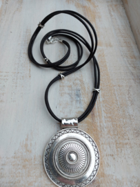 Lange zwart leren ketting  "Cirkels"