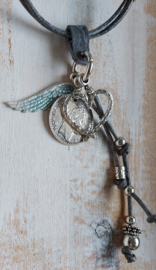 Leren ketting verouderd grijs leer met hangers 'Wings and hearts'