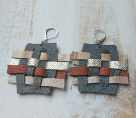 Oorbellen van gevlochten leer 'square'