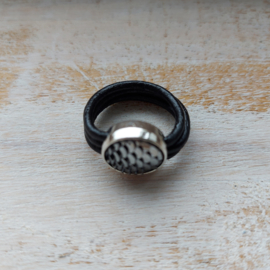 Zwart ring van draadleer "Sabina"