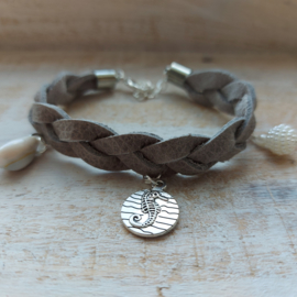 Beige gevlochten armband met bedels