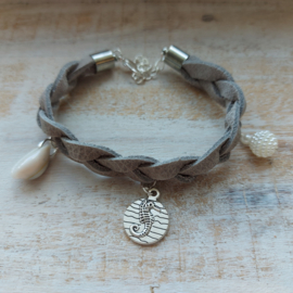 Beige gevlochten armband met bedels