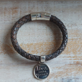 Bruin gevlochten armband met hanger 'Wendy'