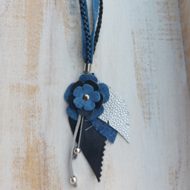 Jeansblauwe ketting met bloemhanger 'Violets are blue'