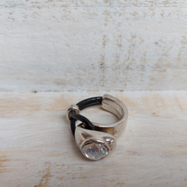 Zwart half metalen en half leren ring met kristal