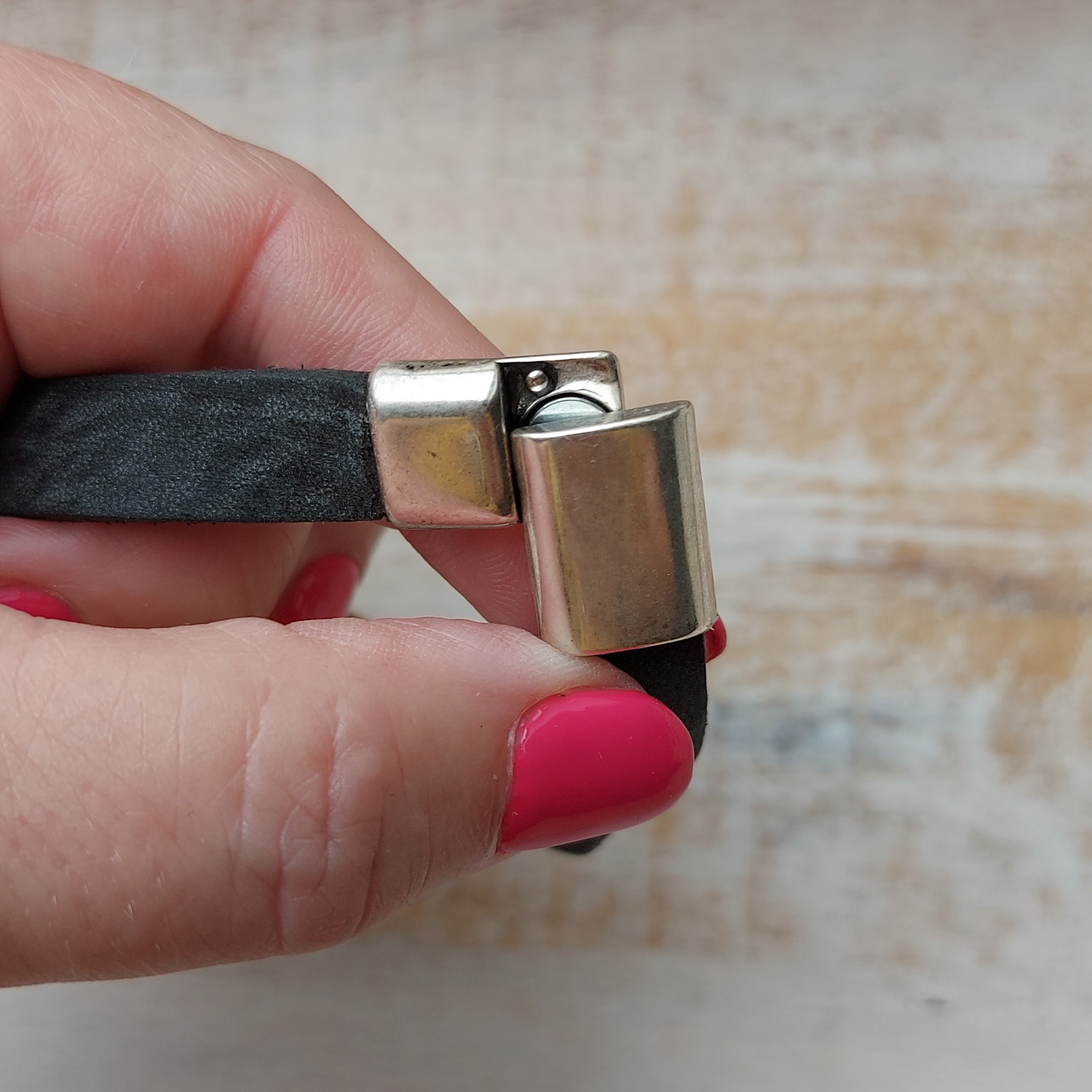 Zwarte armband met  koeienschuivers 'Lyna'