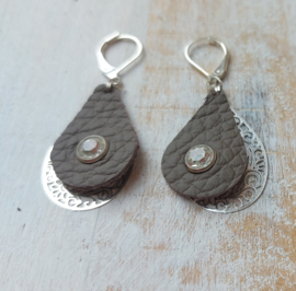 Oorbellen bruin leer met zilveren details