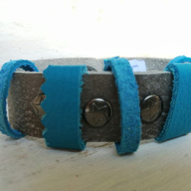 Stoere leren armband taupe en turkoois blauw