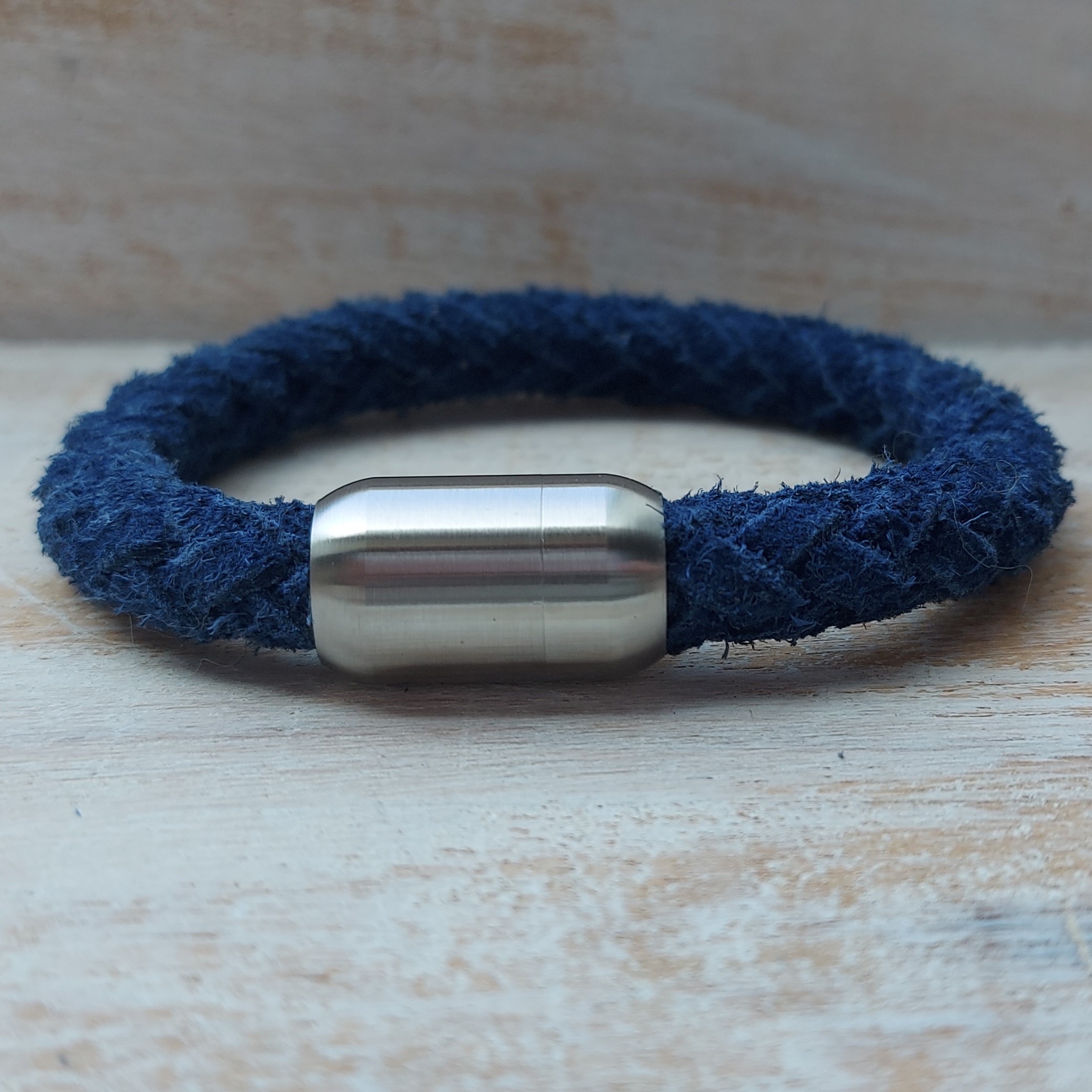 Marineblauwe armband van 10 mm gevlochten suède 'Ivo'