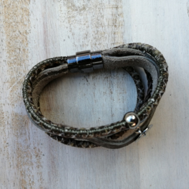 Taupe leren armband "Embraced python"