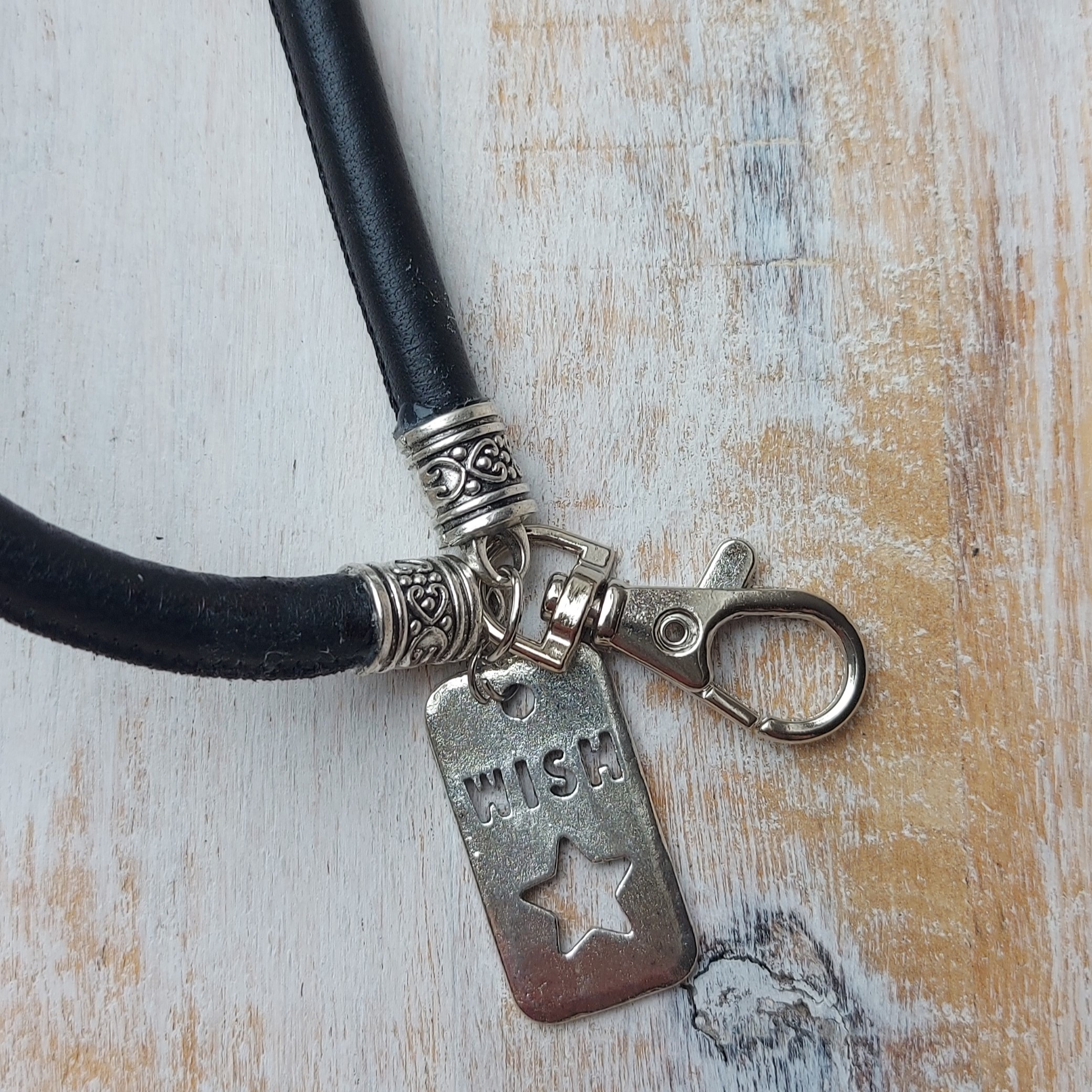 Lang keycord No. 19 - zwart glad leer 'Wish'