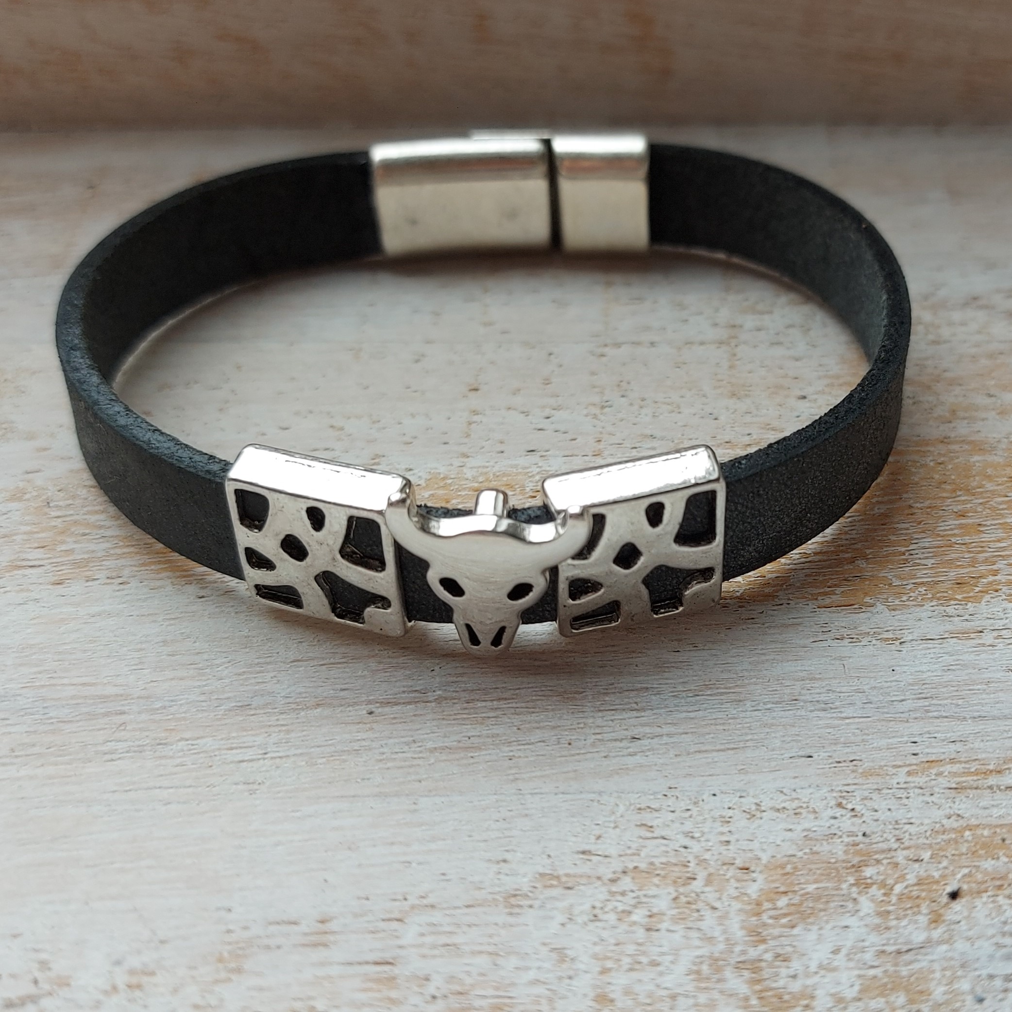 Zwarte armband met  koeienschuivers 'Lyna'
