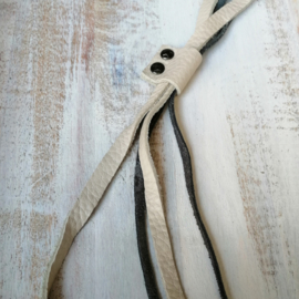 Lange leren ketting cremewit en antraciet
