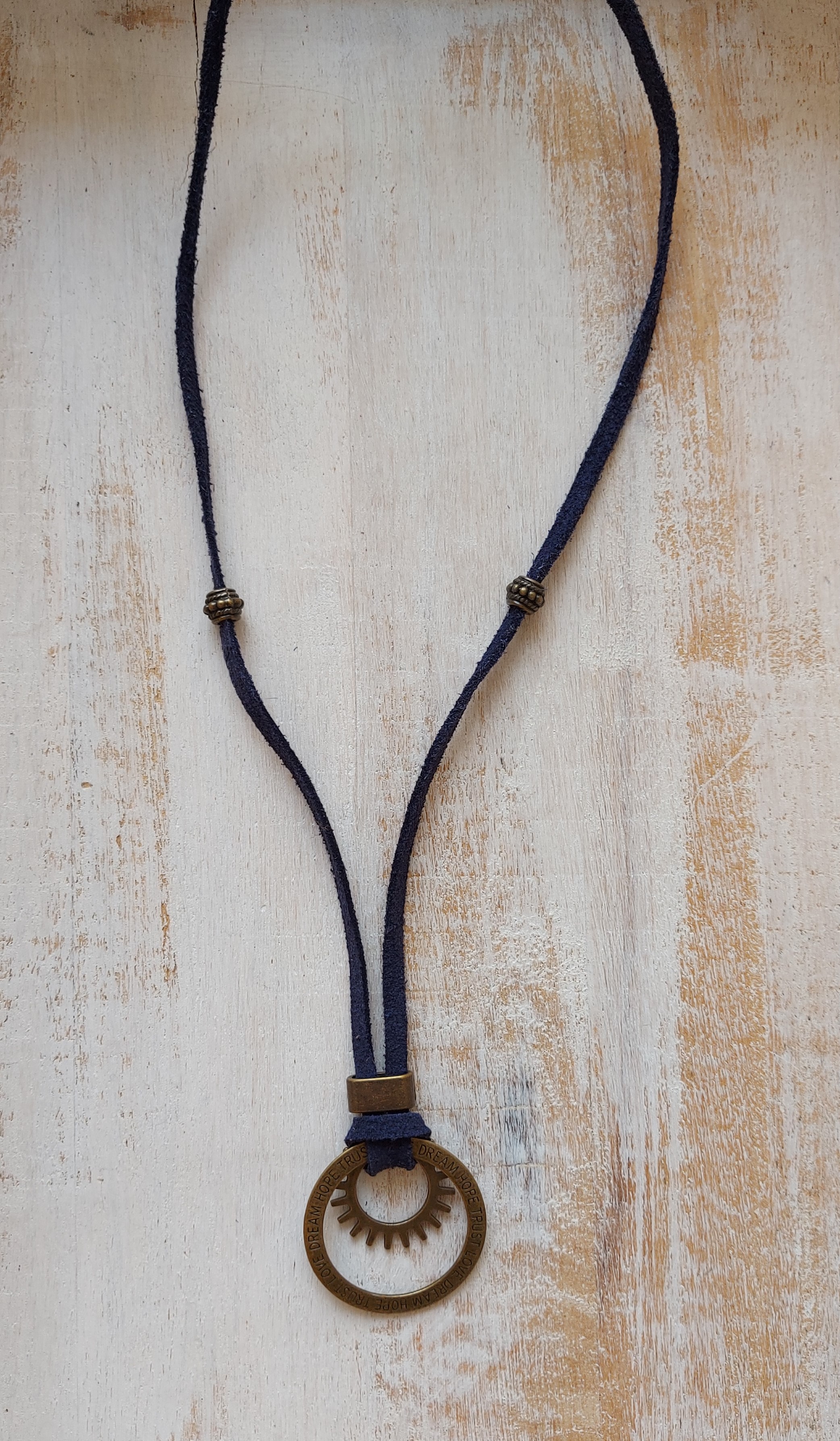 Blauw suède ketting met bronskleurige hanger