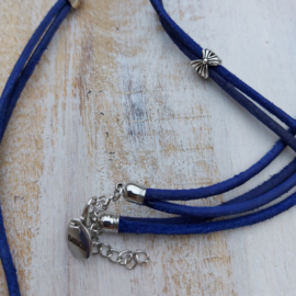 Lange felblauwe ketting 'blomke'