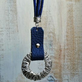 Lange leren ketting kobaltblauw met hanger