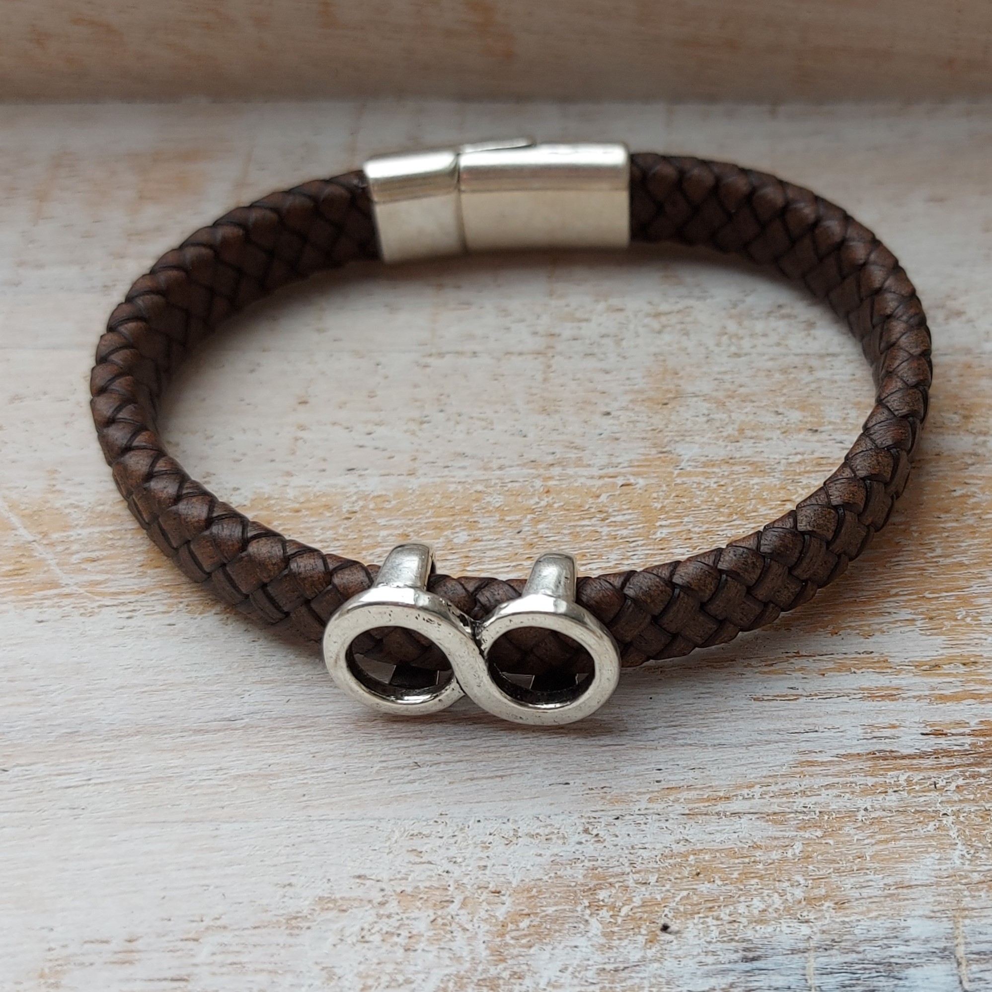 Donkerbruine armband met infinity schuiver